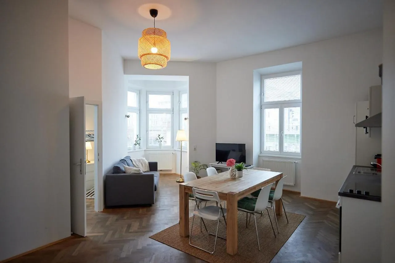 Beautiful Restored - Close To Metro - II Viyana Daire