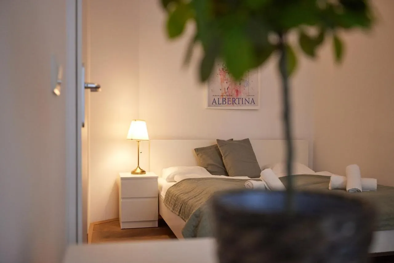 Beautiful Restored - Close To Metro - II Vienna Austria