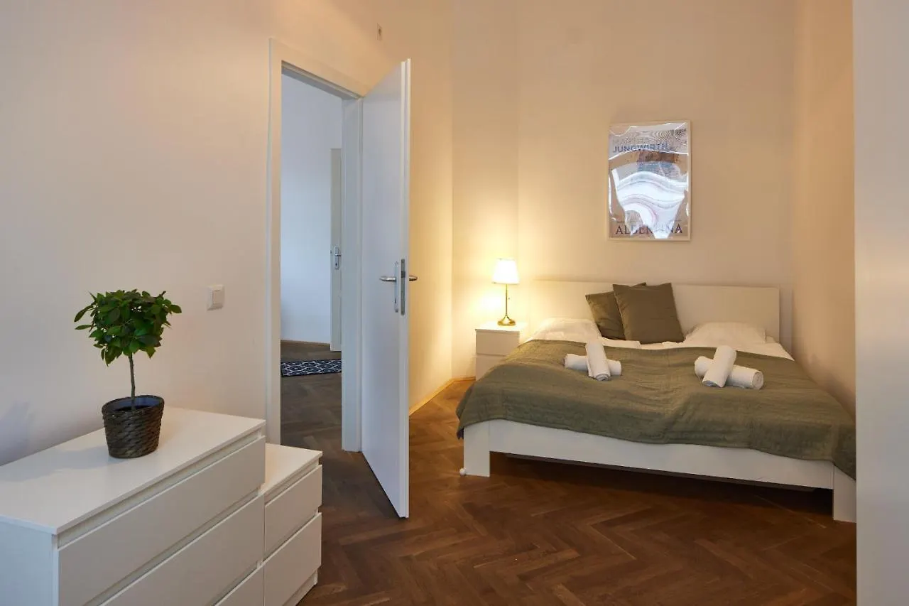Beautiful Restored - Close To Metro - II Vienna 0*,